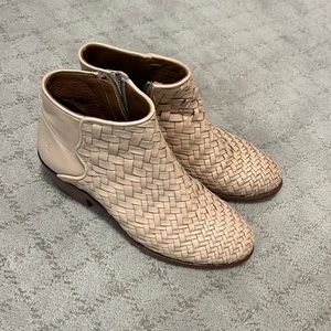 Size 7 ivory woven Frye boots